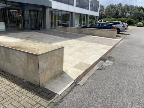 Porcelain ramps and levels across the forecourt